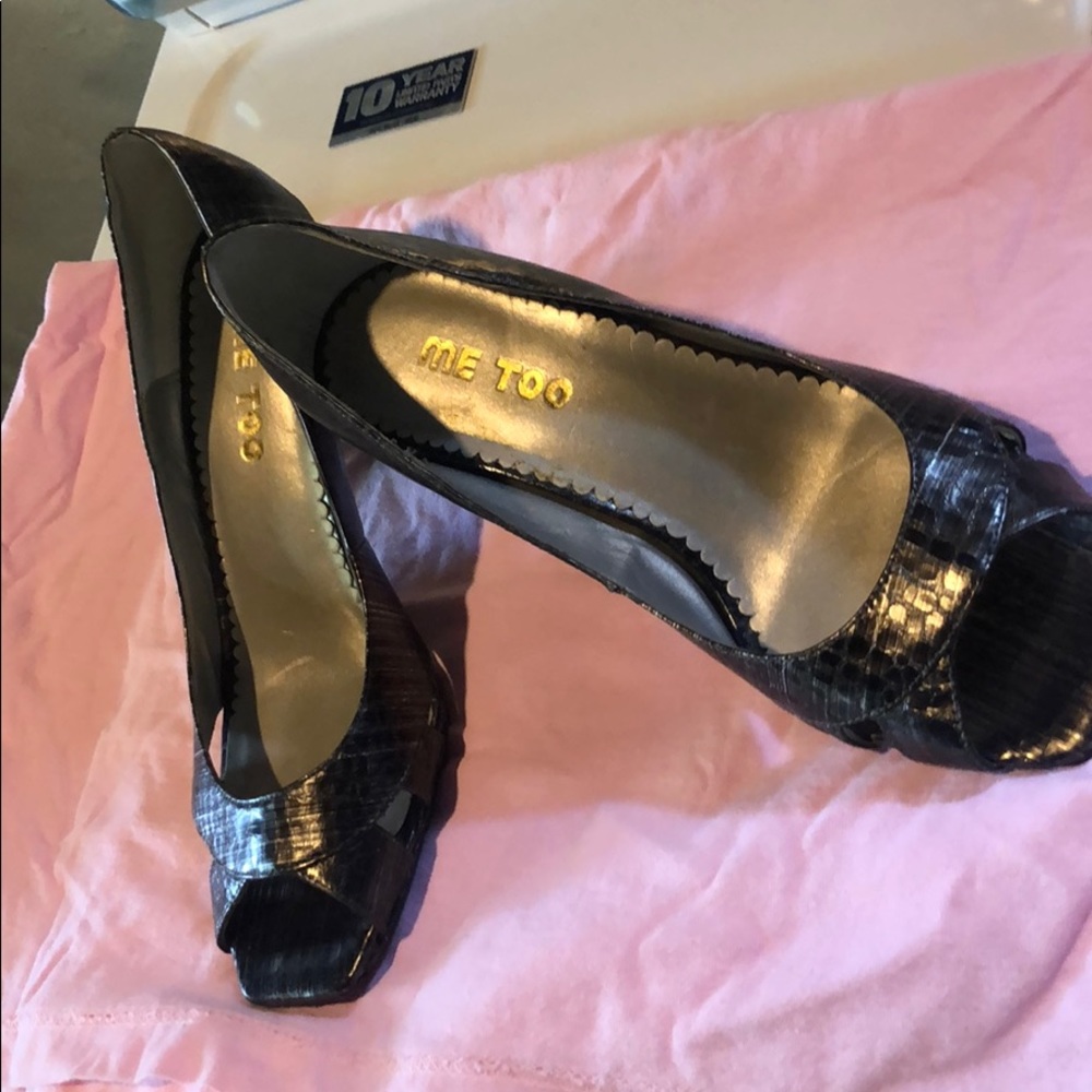 Me Too Peep Toe Gray/Metallic Pumps